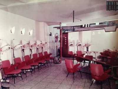 Un tempo infatti ad ogni postazione c�era un casco: strumento che usc� piano piano di scena a partire dagli anni 60, quando la diffusione del phon permise, assieme a spazzola e pettine, di modificare il verso e l�ondulazione dei capelli